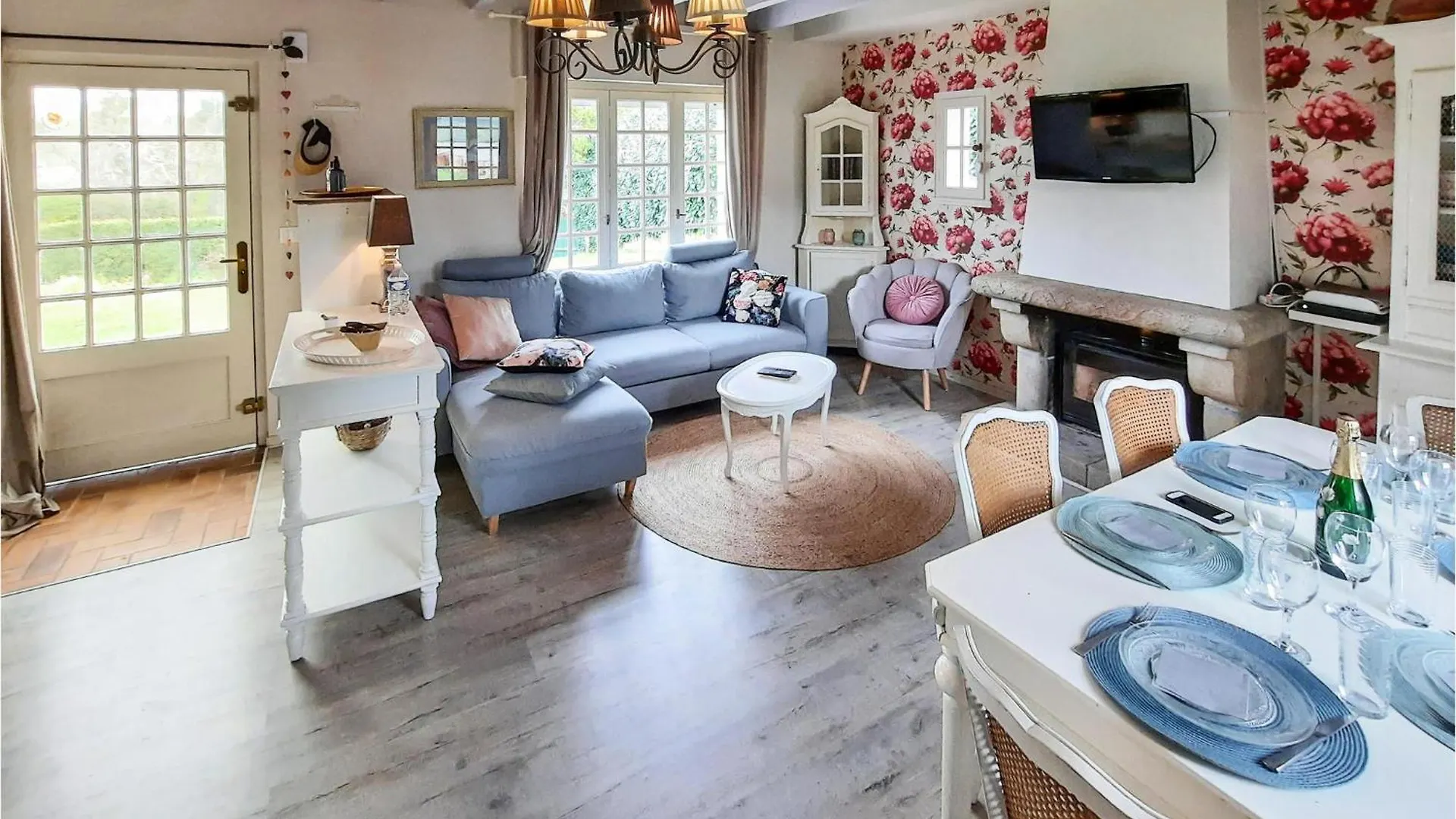 2 Bedroom Beautiful Home In Pleuven 0*,  Frankreich