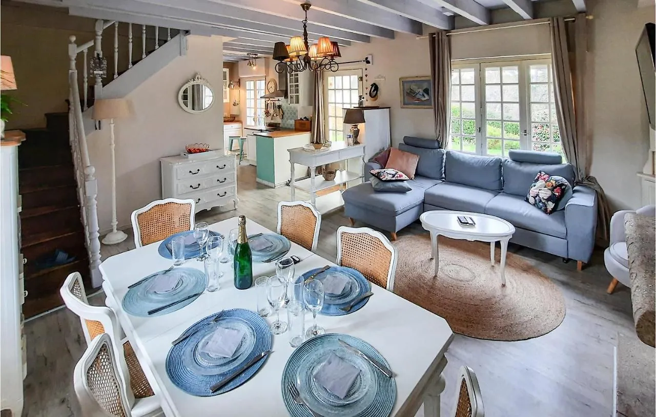 2 Bedroom Beautiful Home In Pleuven 0*,  프랑스